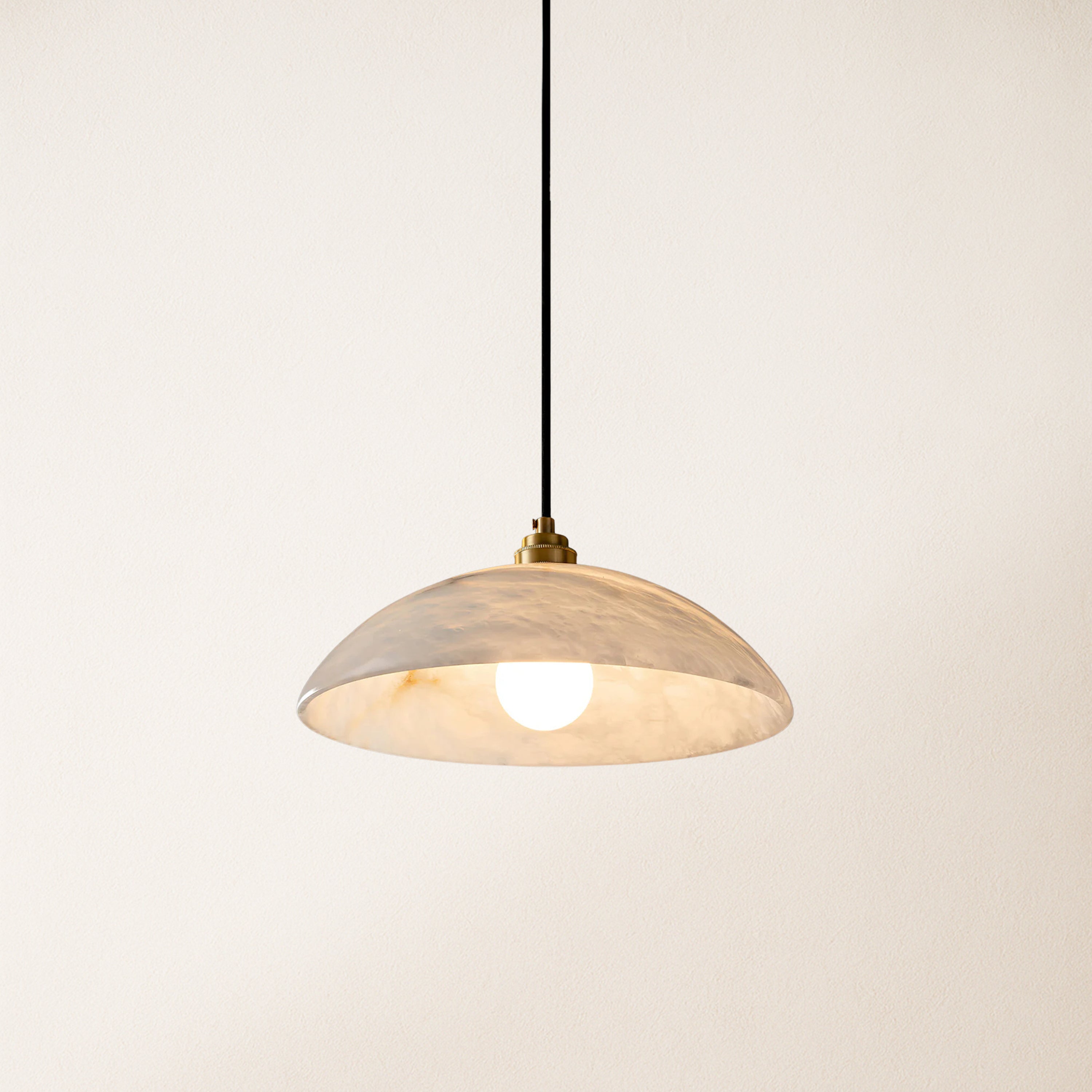 Dadaly Alabaster Moderner kleiner Kunstanhänger 16"D