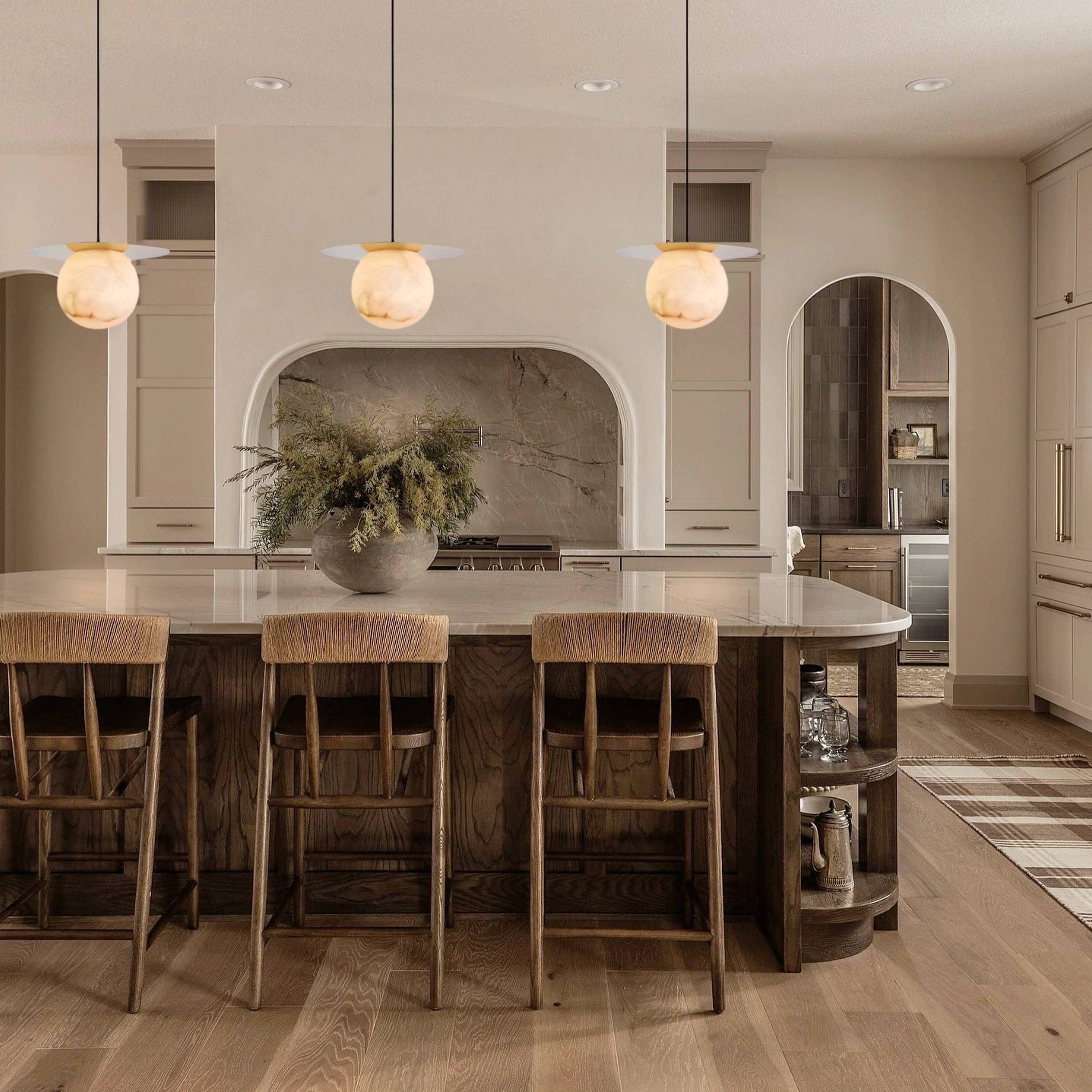 Dadaly Garfield Spanischer Alabaster-Anhänger, klein, Kunst, Nachttisch, 25,4 cm Durchmesser