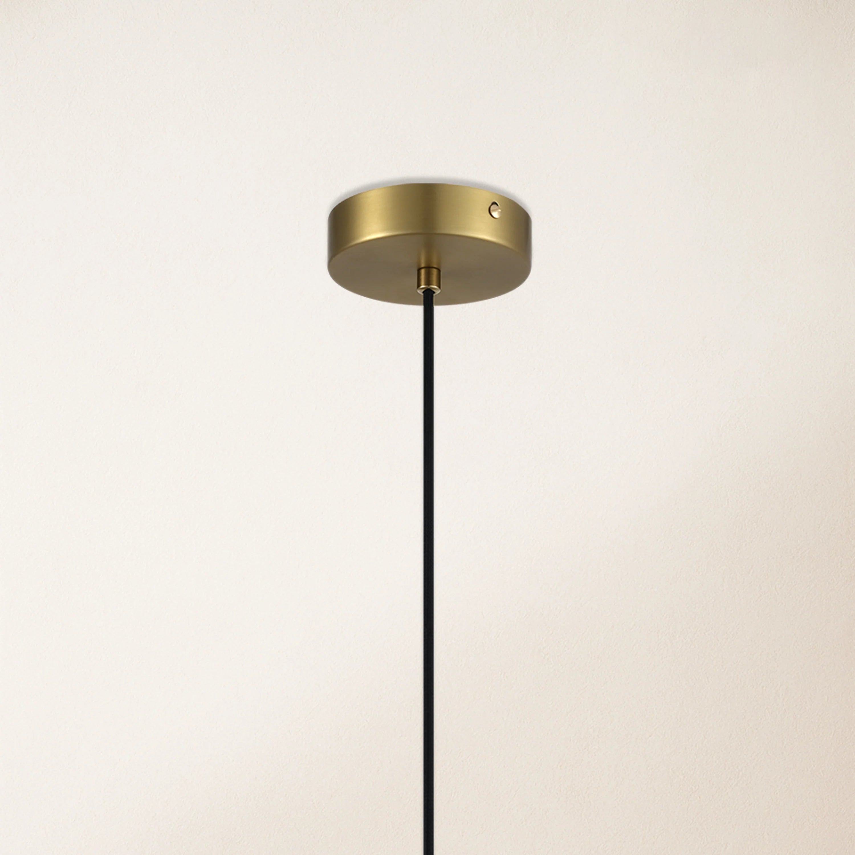 Moderne Anhängerkette Hecate Alabaster, 14 cm Durchmesser