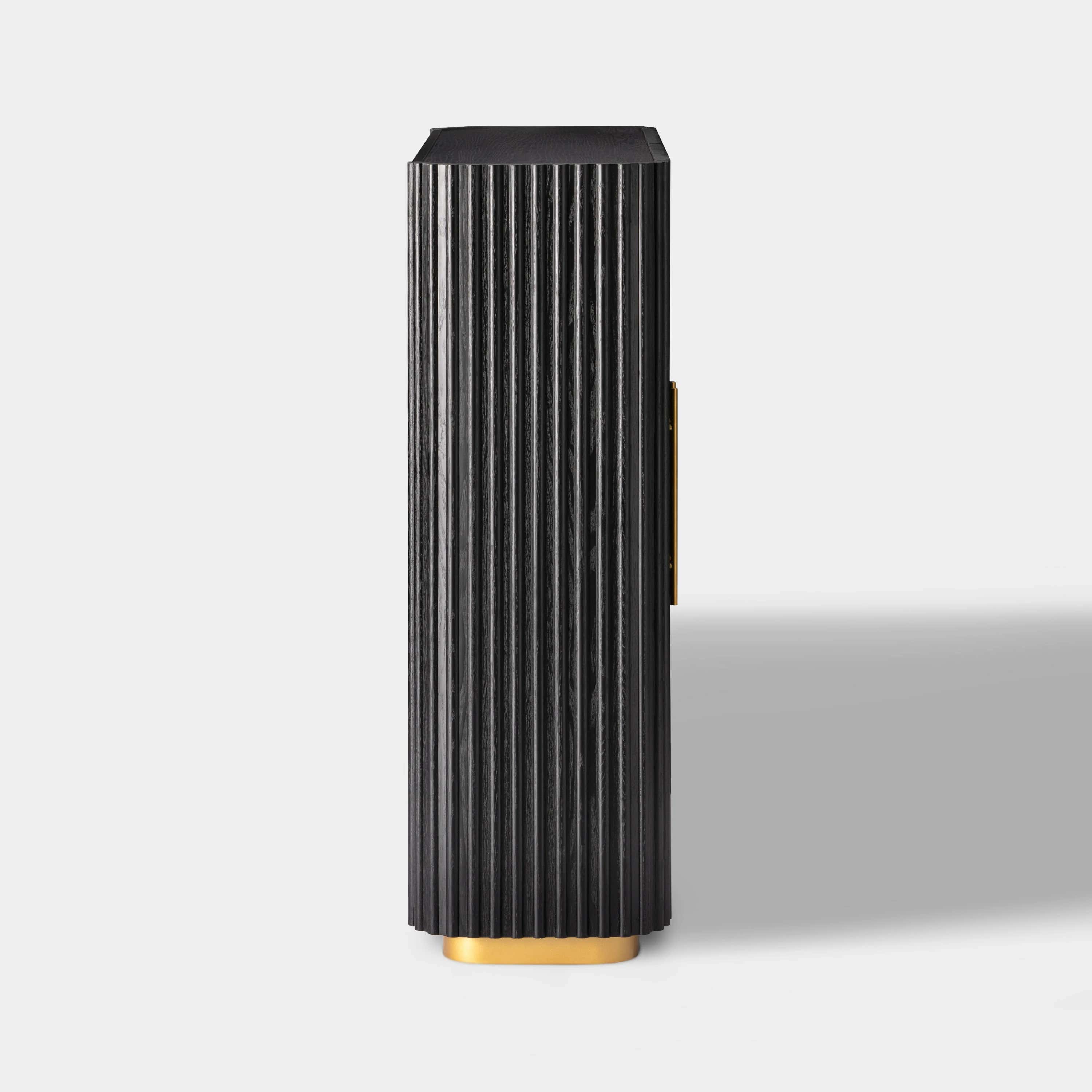 Holton 47"H Eichenholz-Aufbewahrungsschrank