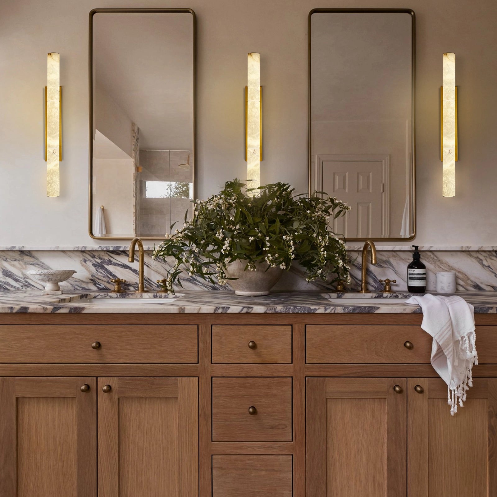 Sylvia Palladian Alabaster Wandleuchte 36"H