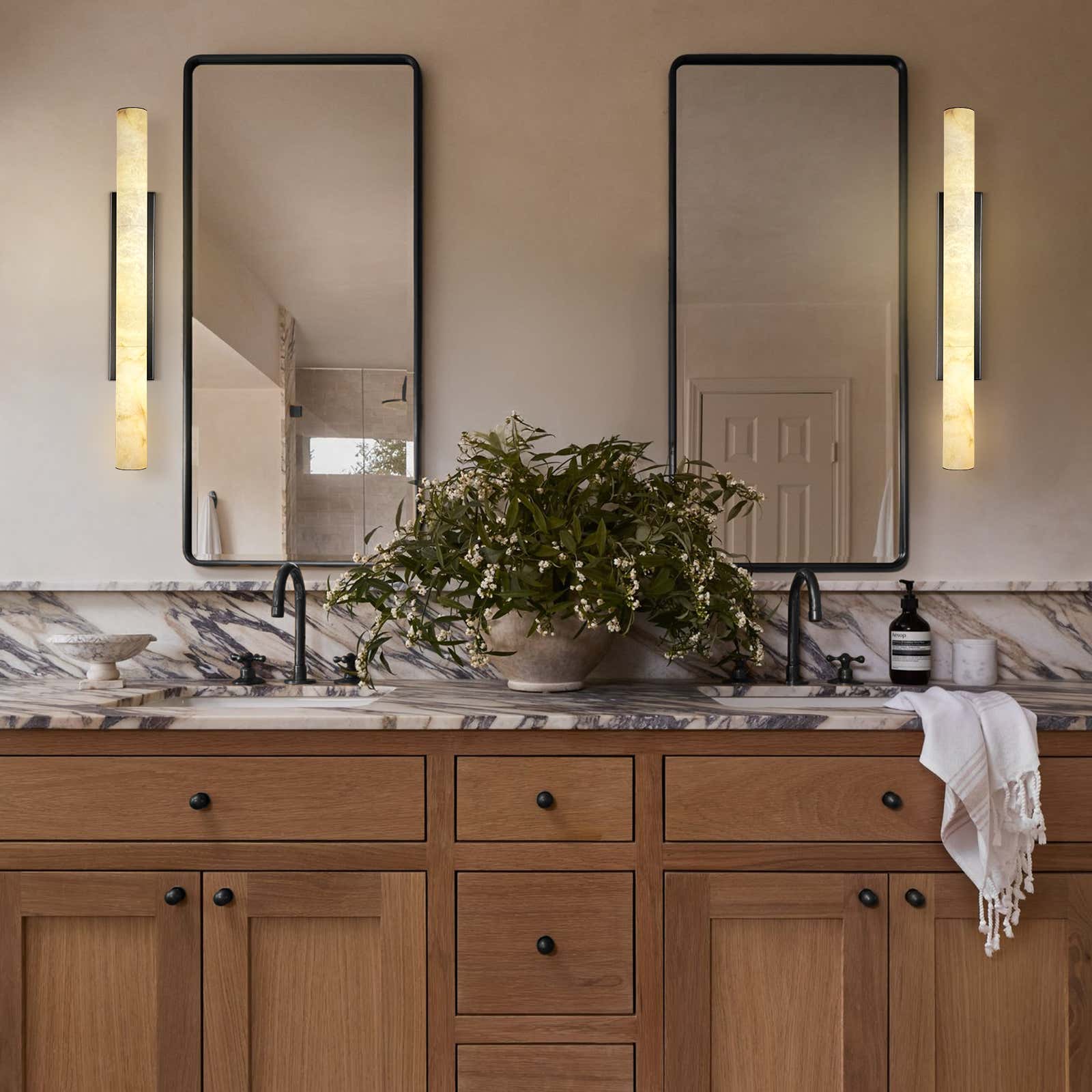 Sylvia Palladian Alabaster Wandleuchte 36"H