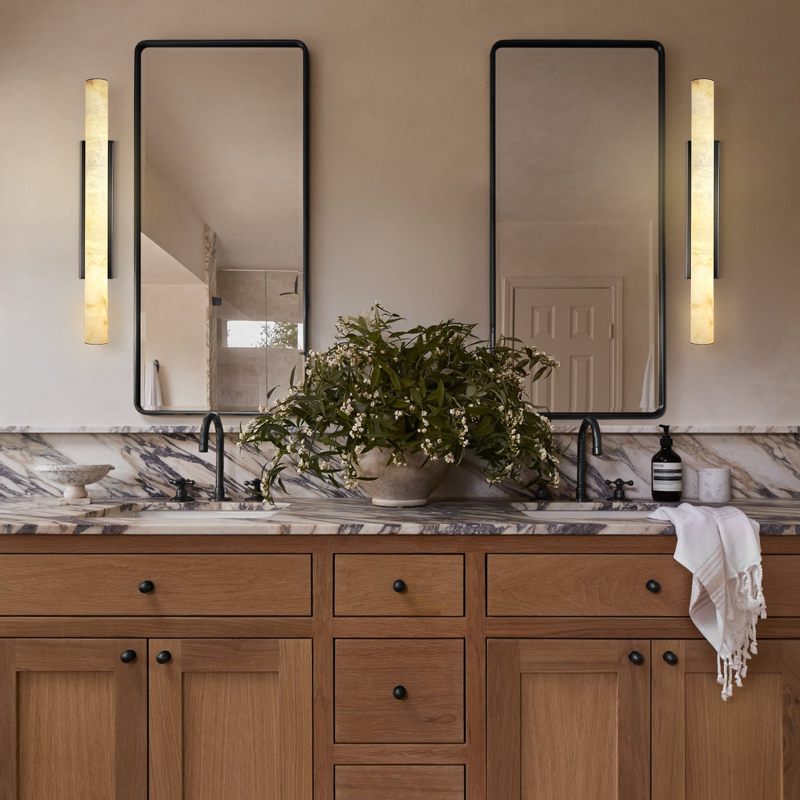 Sylvia Palladian Alabaster Wandleuchte 36"H