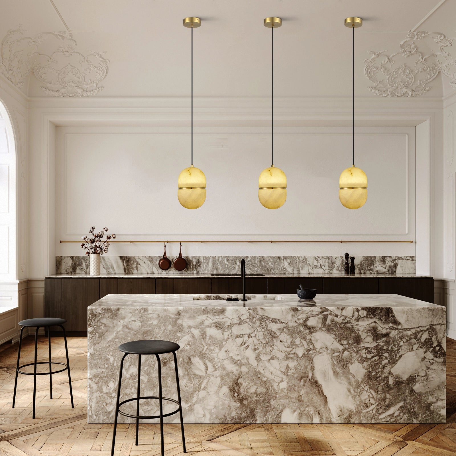 Moderne Anhängerkette Hecate Alabaster, 14 cm Durchmesser