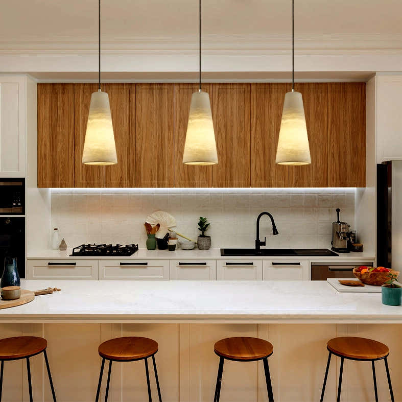 Capus konischer Alabaster-Anhänger, 25,4 cm hoch