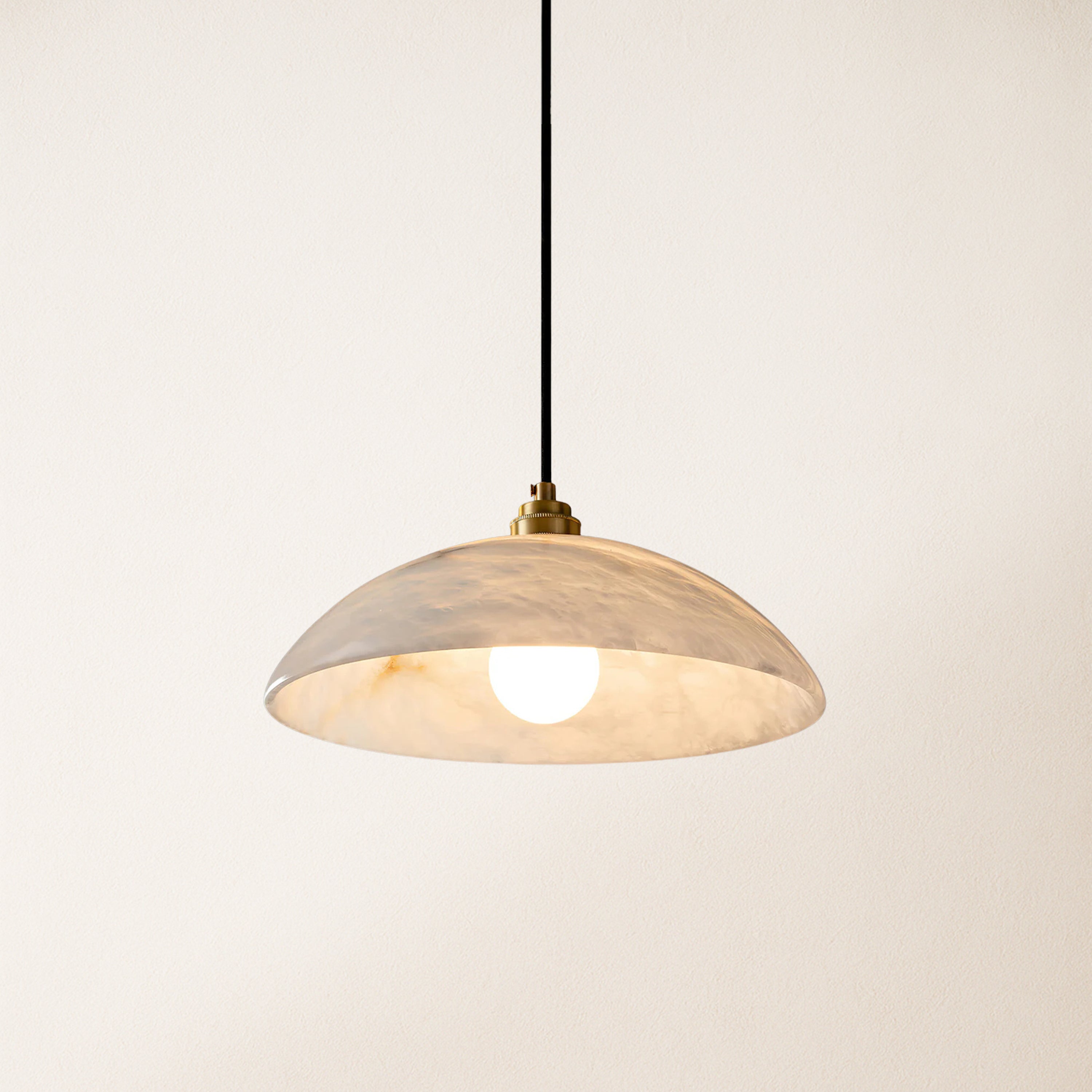 Dadaly Alabaster Moderner kleiner Kunstanhänger 20"D