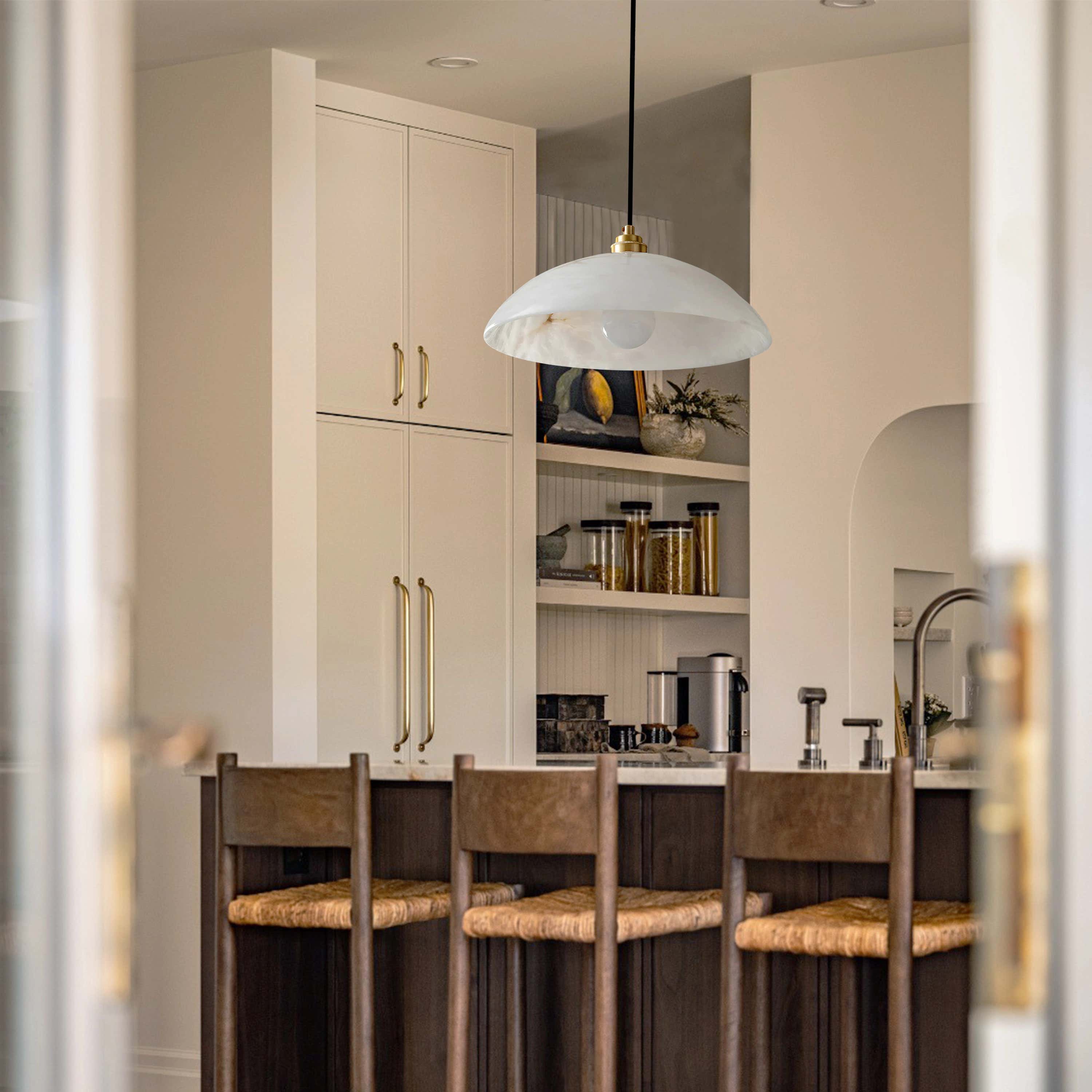 Dadaly Alabaster Moderner kleiner Kunstanhänger 20"D