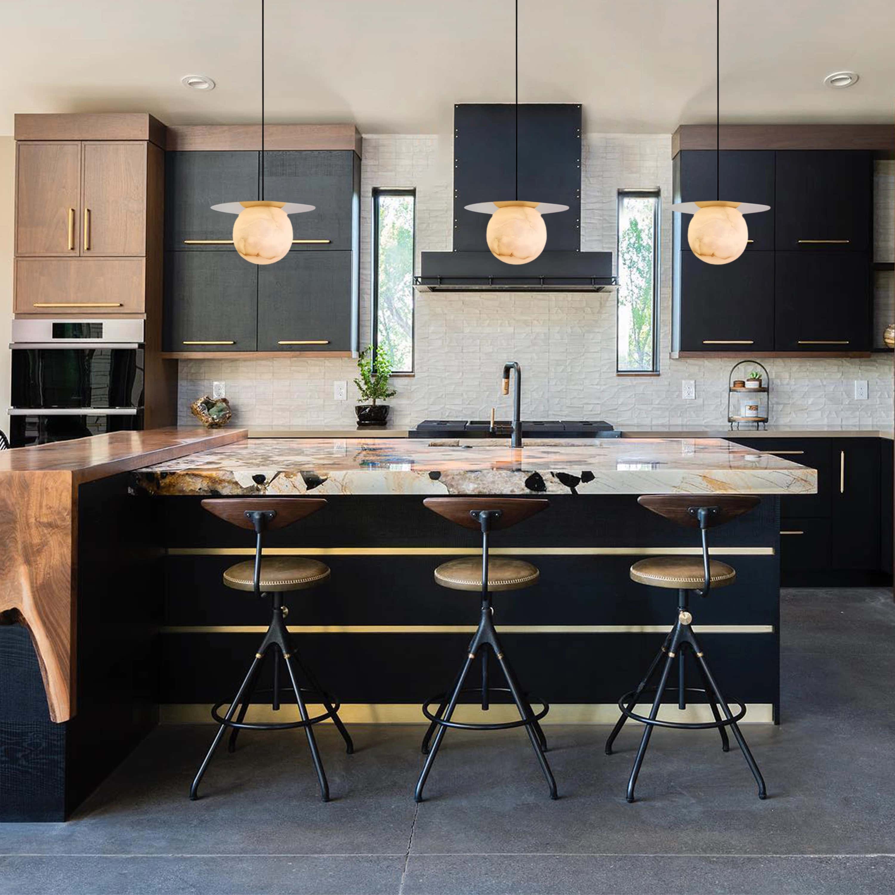 Dadaly Garfield Spanischer Alabaster-Anhänger, klein, Kunst, Nachttisch, 25,4 cm Durchmesser