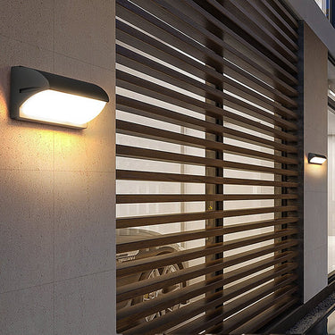 Moderne minimalistische wasserdichte LED-Wandleuchte für den Balkon im Innenhof der Villa im Freien