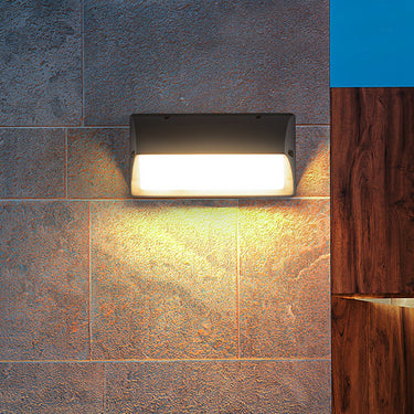 Moderne minimalistische wasserdichte LED-Wandleuchte für den Balkon im Innenhof der Villa im Freien