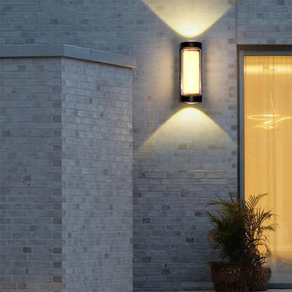 Schlanke, zweiseitig ausrichtbare Außenwandleuchte mit modernem Bogen- und Rechteckdesign
