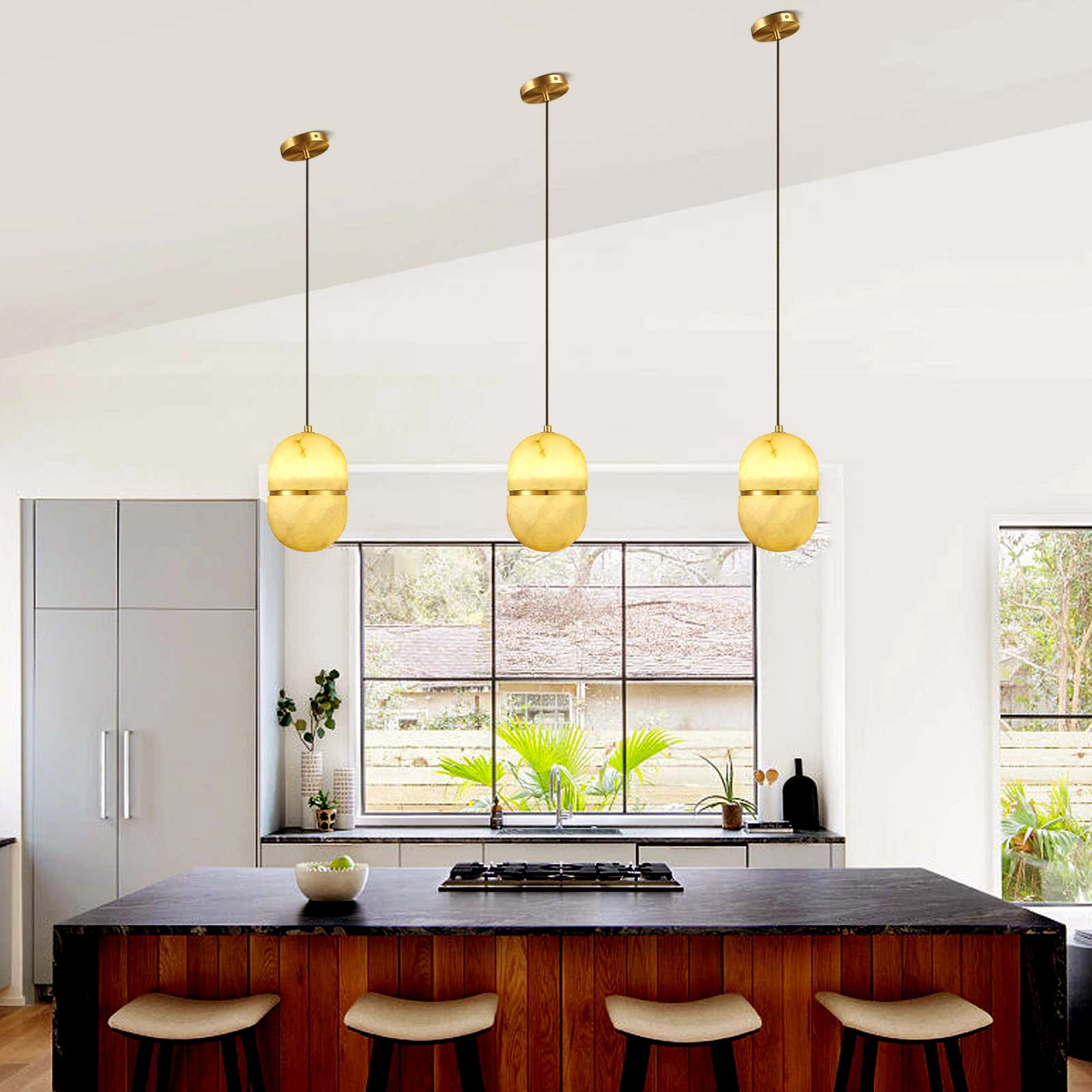 Moderne Anhängerkette Hecate Alabaster, 14 cm Durchmesser